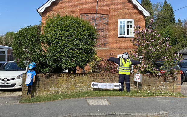 Стара традиција оживела у част нових хероја: Шта се крије иза ВЕЛИКИХ ЛУТКИ у двориштима једног села? (ФОТО)